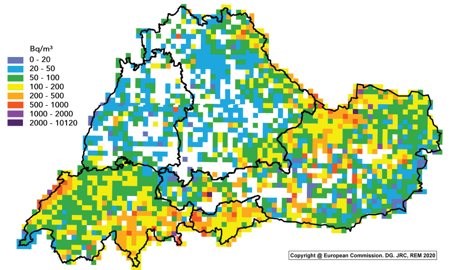 Eine Karte von Mitteleuropa mit farblich gekennzeichneter Verteilung der Radonkonzentration. Mit erhöhten Werten im Norden von Österreich sowie im Südosten der Schweiz und in Südtirol. 