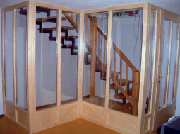 Foto selbiger Treppe mit einer luftdichten Verkleidung zum Kellerraum hin.