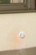 Foto der Luftzufuhr an der Außenwand eines Gebäudes.