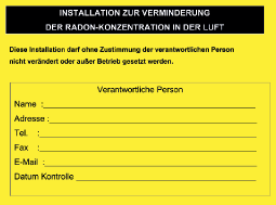 Beispielhafte Kennzeichnungstafel für Installationen zur Radonreduktion.